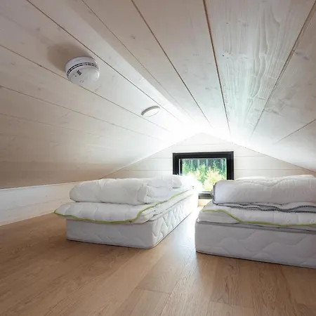 Himoskuutio 7, Erillistalo, Ulkoporeallas